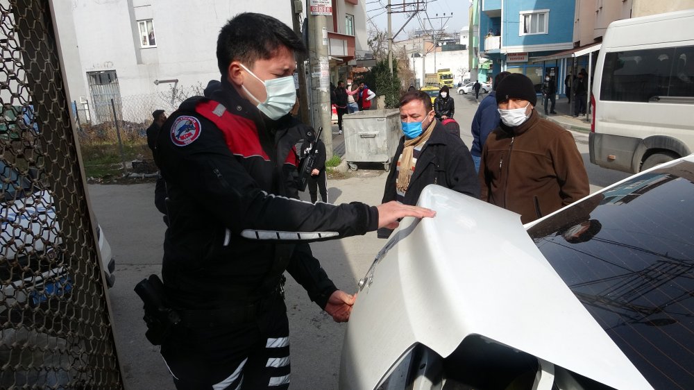 Kaçtıkları polise 5 kilometre sonra yakalanan ikili, asker kaçağı çıktı