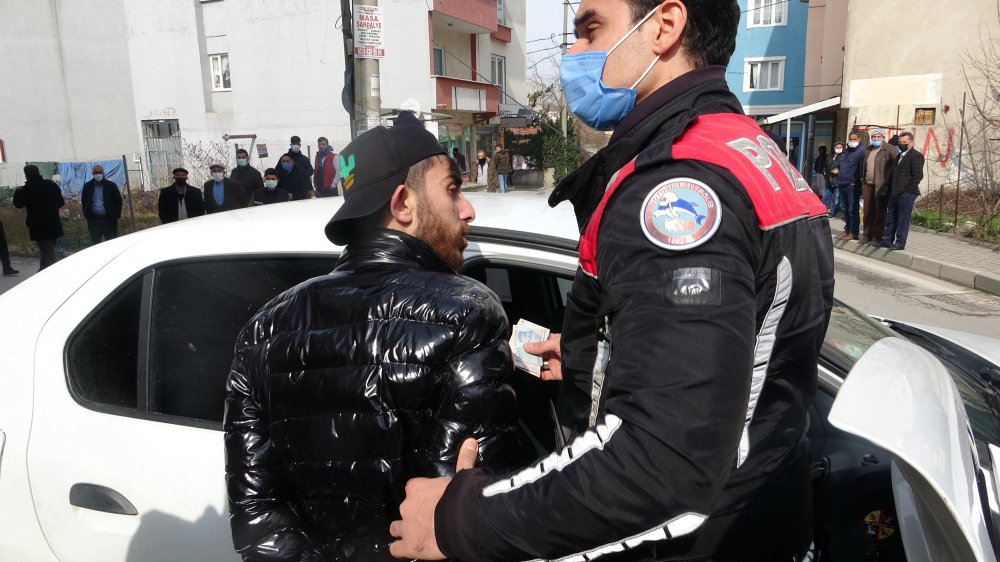 Kaçtıkları polise 5 kilometre sonra yakalanan ikili, asker kaçağı çıktı