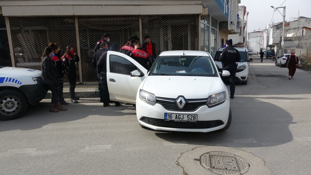 Kaçtıkları polise 5 kilometre sonra yakalanan ikili, asker kaçağı çıktı