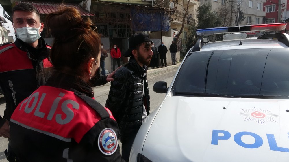Kaçtıkları polise 5 kilometre sonra yakalanan ikili, asker kaçağı çıktı