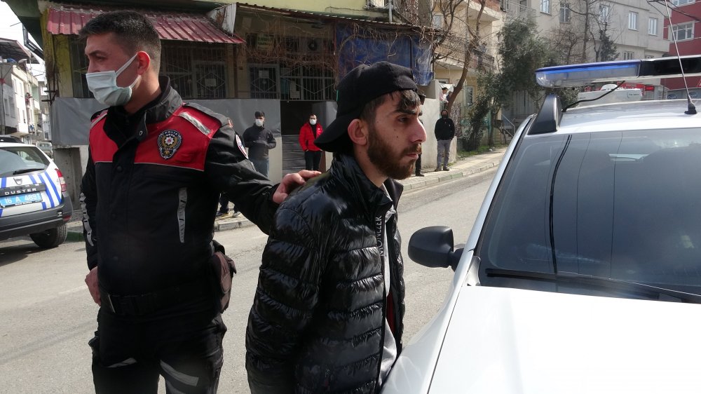 Kaçtıkları polise 5 kilometre sonra yakalanan ikili, asker kaçağı çıktı