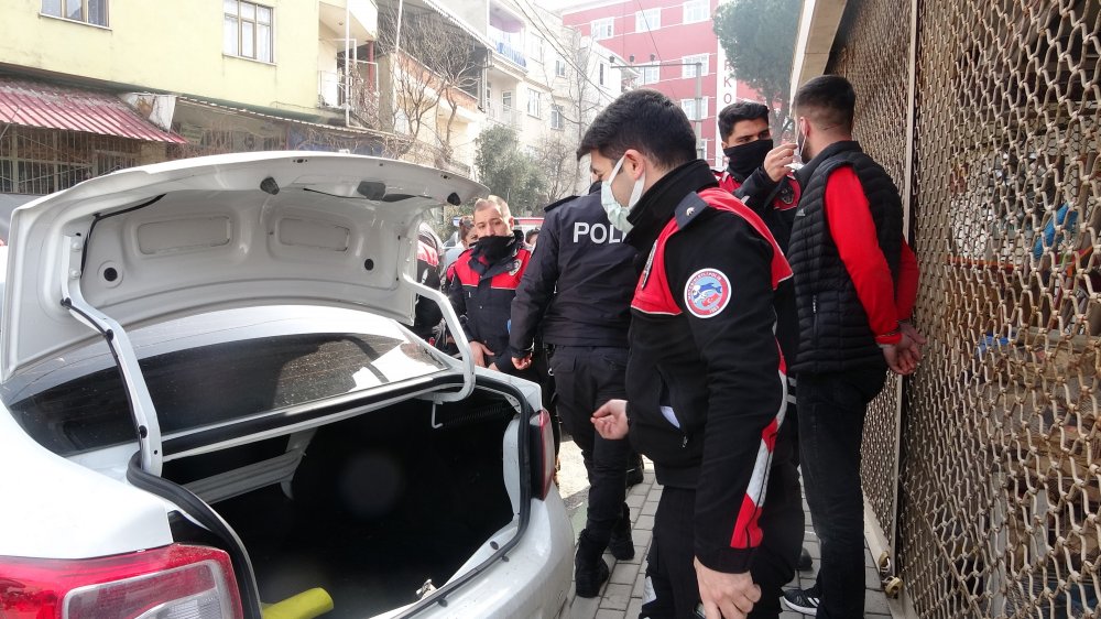 Kaçtıkları polise 5 kilometre sonra yakalanan ikili, asker kaçağı çıktı