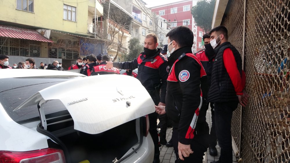 Kaçtıkları polise 5 kilometre sonra yakalanan ikili, asker kaçağı çıktı