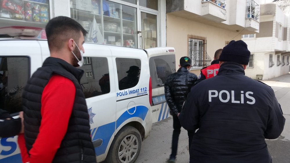 Kaçtıkları polise 5 kilometre sonra yakalanan ikili, asker kaçağı çıktı