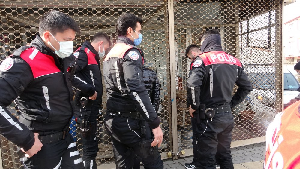 Kaçtıkları polise 5 kilometre sonra yakalanan ikili, asker kaçağı çıktı