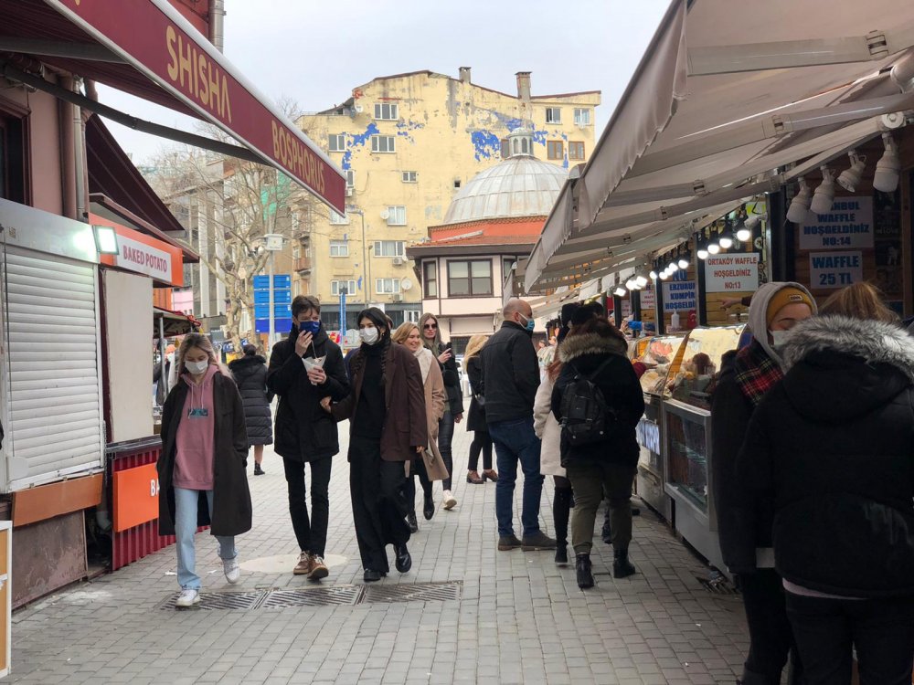 Kısıtlanamayanlarda bugün: Soluğu Ortaköy Sahili'nde aldılar!