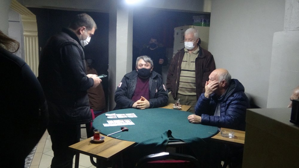 Berberden girilen kahvehaneye polis baskını; 22 kişiye 69 bin TL ceza