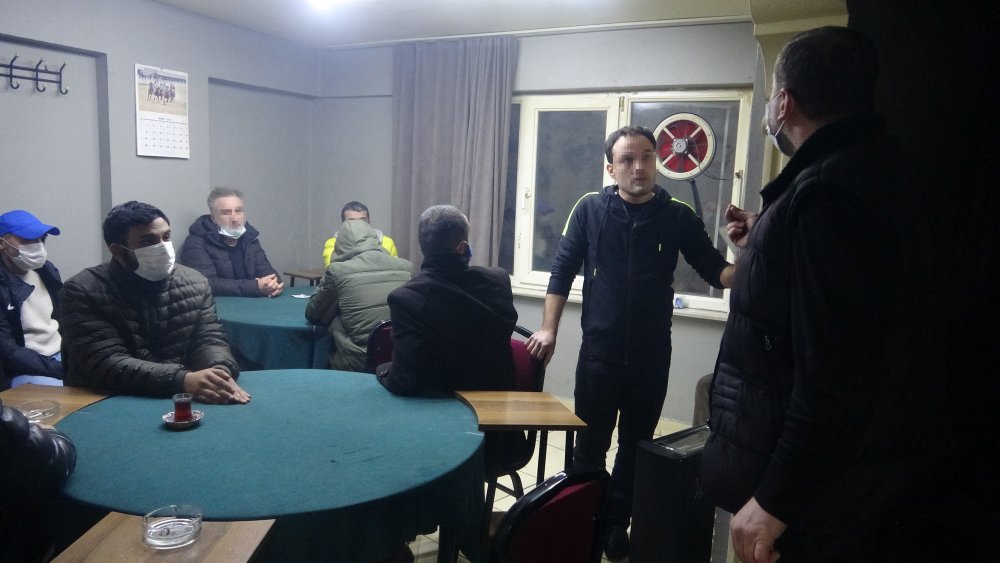 Berberden girilen kahvehaneye polis baskını; 22 kişiye 69 bin TL ceza