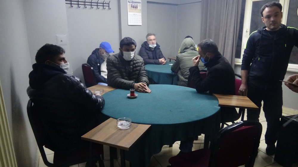 Berberden girilen kahvehaneye polis baskını; 22 kişiye 69 bin TL ceza