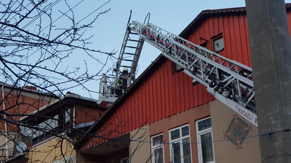 Binanın en üst katı, çıkan yangında kullanılmaz hale geldi