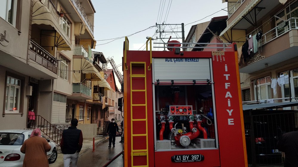 Binanın en üst katı, çıkan yangında kullanılmaz hale geldi
