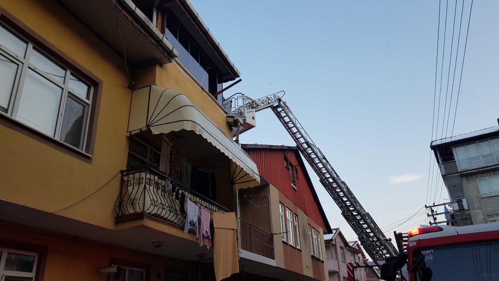 Binanın en üst katı, çıkan yangında kullanılmaz hale geldi