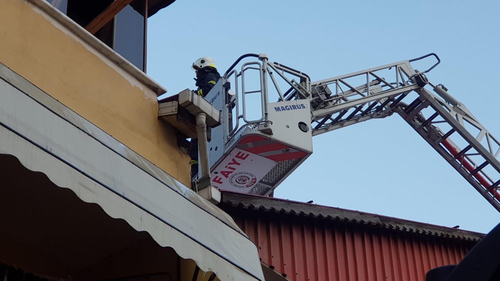 Binanın en üst katı, çıkan yangında kullanılmaz hale geldi