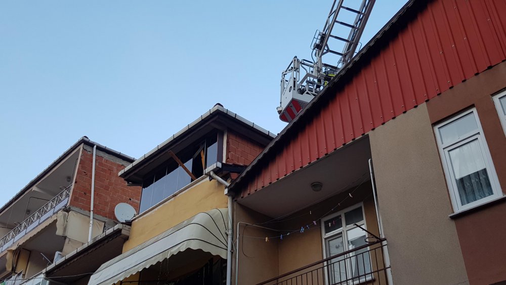 Binanın en üst katı, çıkan yangında kullanılmaz hale geldi