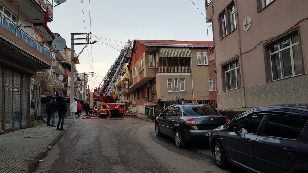 Binanın en üst katı, çıkan yangında kullanılmaz hale geldi