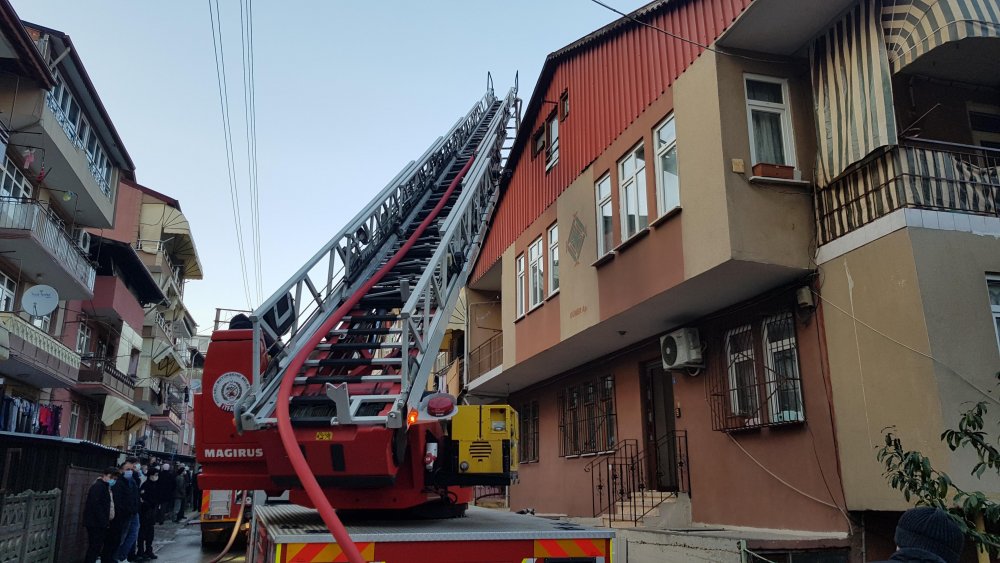 Binanın en üst katı, çıkan yangında kullanılmaz hale geldi