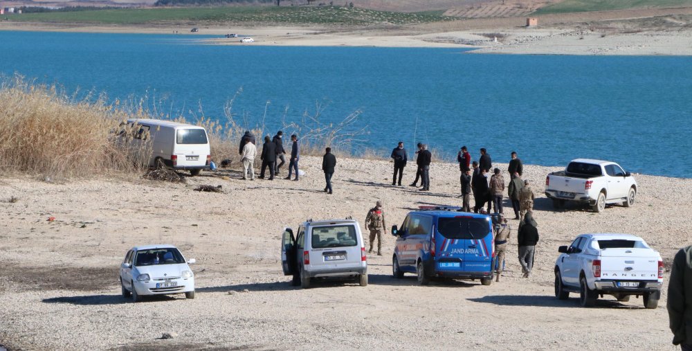 Şanlıurfa'da bir minibüste bir ailenin cansız bedenlerine ulaşıldı