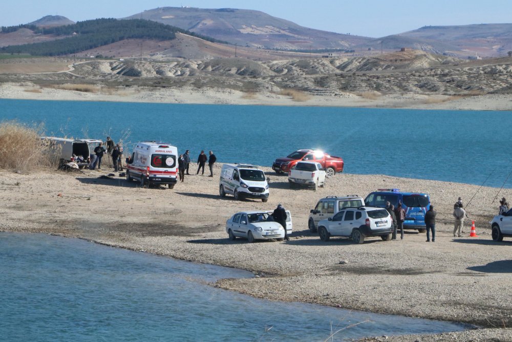 Şanlıurfa'da bir minibüste bir ailenin cansız bedenlerine ulaşıldı