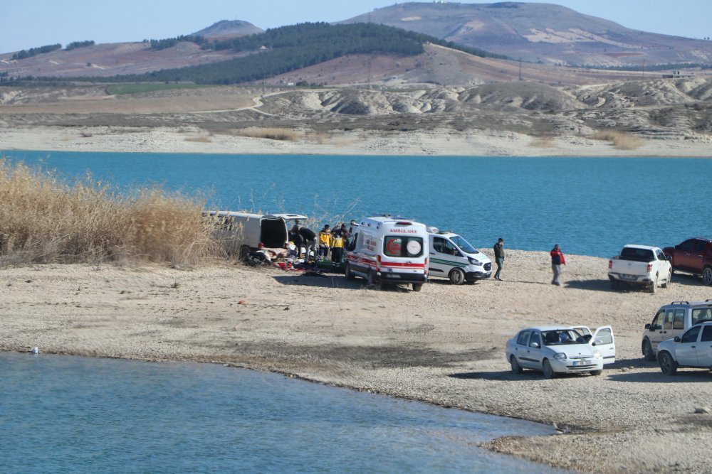 Şanlıurfa'da bir minibüste bir ailenin cansız bedenlerine ulaşıldı