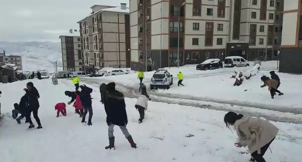 Şırnak'ta çocuklar ve polislerin kar topu savaşı