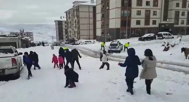 Şırnak'ta çocuklar ve polislerin kar topu savaşı