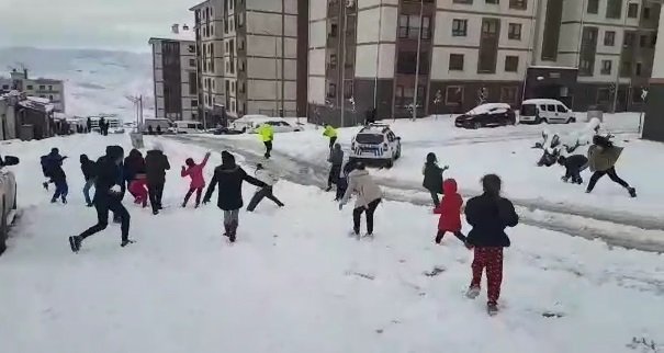 Şırnak'ta çocuklar ve polislerin kar topu savaşı