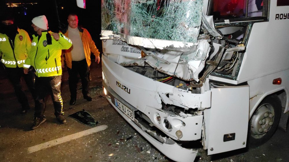 Feci kaza! Özel halk otobüsü TIR’a çarptı
