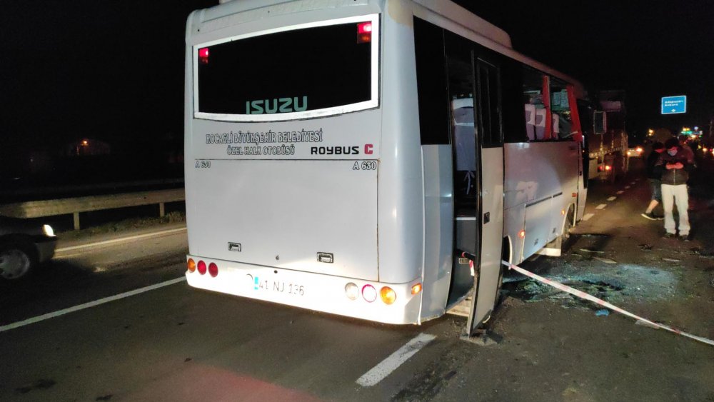 Feci kaza! Özel halk otobüsü TIR’a çarptı