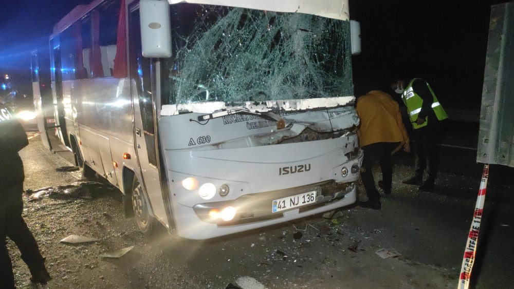Feci kaza! Özel halk otobüsü TIR’a çarptı