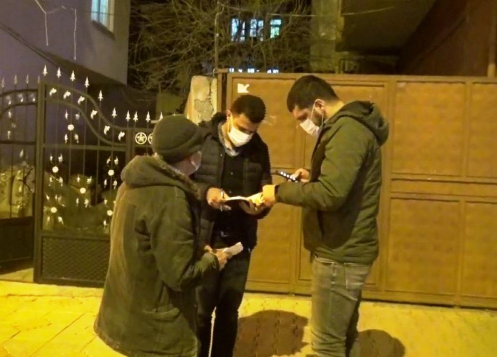 Kendisini polis olarak tanıttı; yaşlı adamın telefonunu çaldı