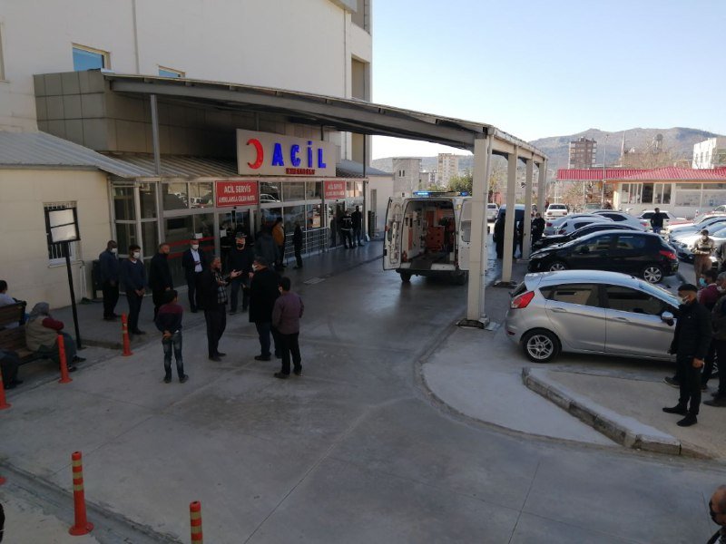 Kopan yüksek gerilim hattını taşla kesmek istediler; elektriğe kapıldılar