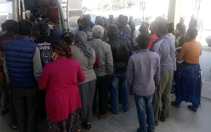 Kopan yüksek gerilim hattını taşla kesmek istediler; elektriğe kapıldılar