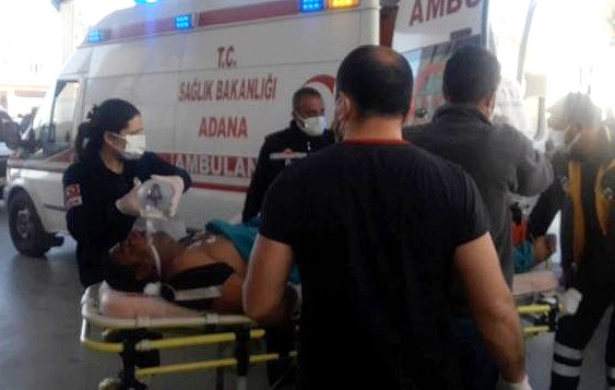 Kopan yüksek gerilim hattını taşla kesmek istediler; elektriğe kapıldılar