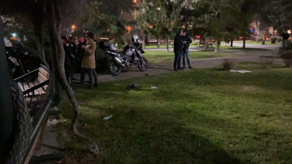Parkta yolunu kesen kişi paradı istedi; vermediği için bıçaklandı