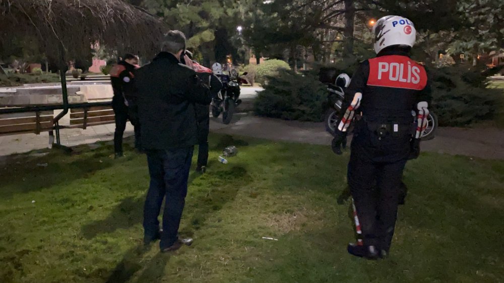 Parkta yolunu kesen kişi paradı istedi; vermediği için bıçaklandı