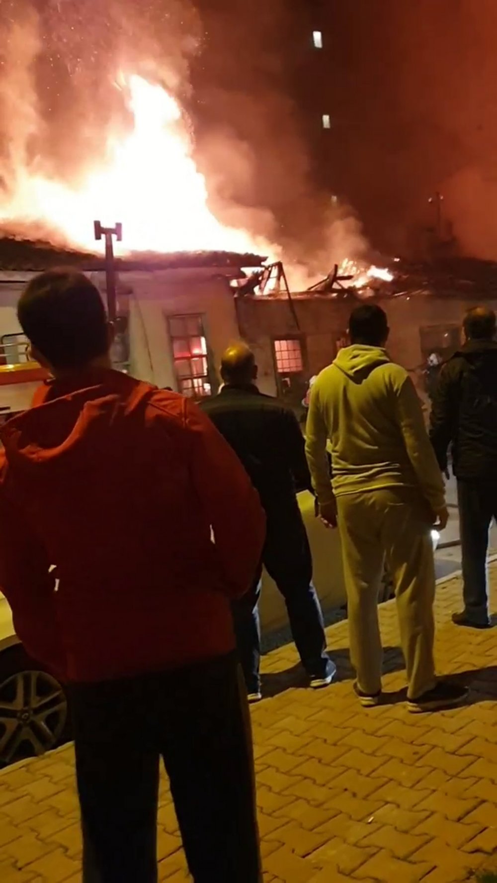 Antalya'da feci yangın! Evleri küle döndü