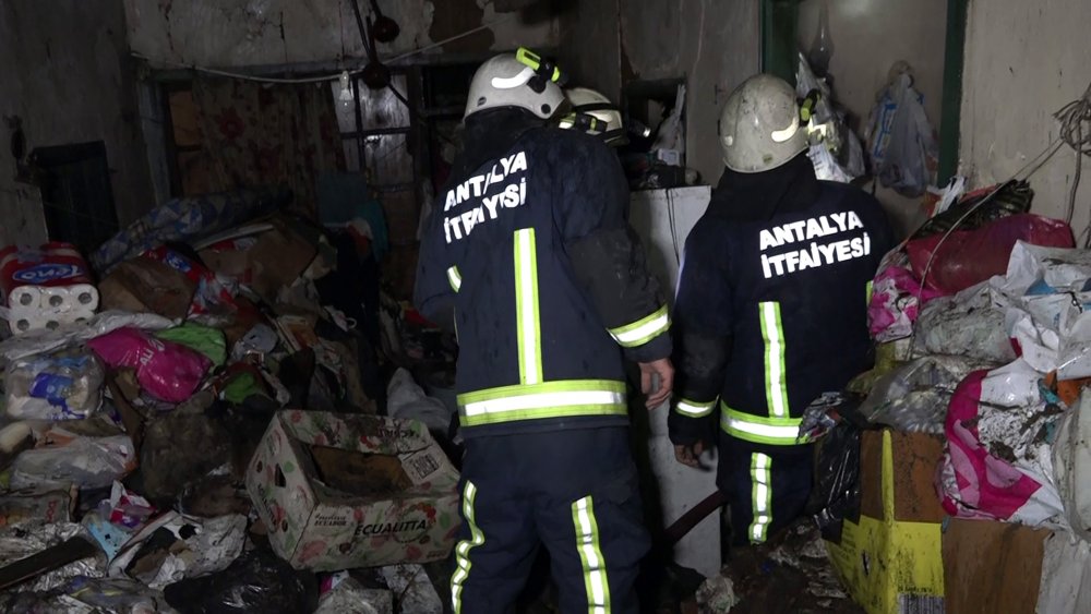 Antalya'da feci yangın! Evleri küle döndü