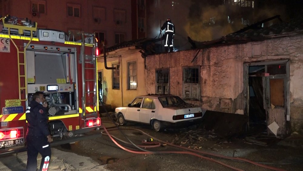 Antalya'da feci yangın! Evleri küle döndü