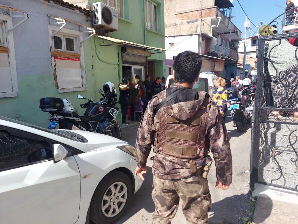 Mahalle arkadaşlarının alacak verecek kavgası kanlı bitti; bölgeye özel harekat ekipleri gönderildi