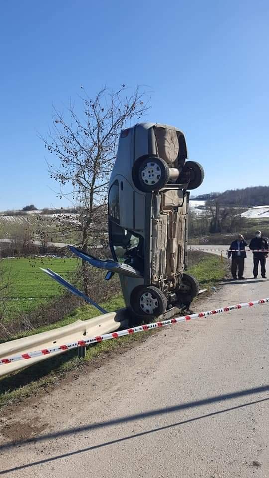 Şaşırtan kaza: Otomobil dik durdu!