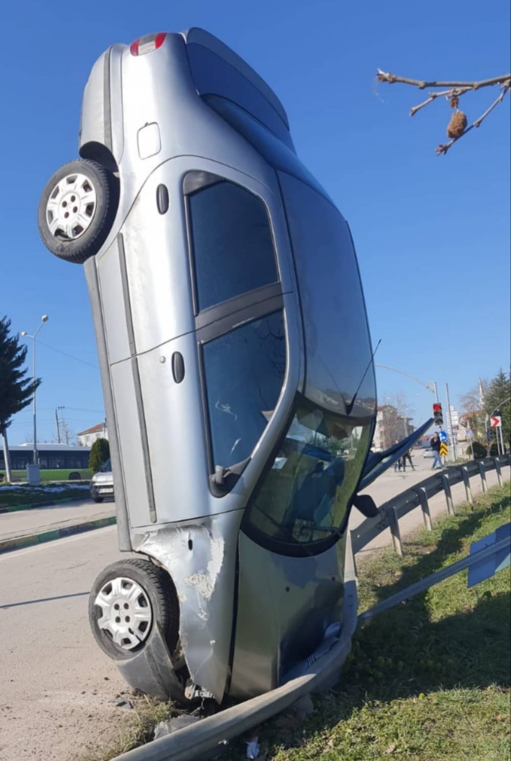 Şaşırtan kaza: Otomobil dik durdu!