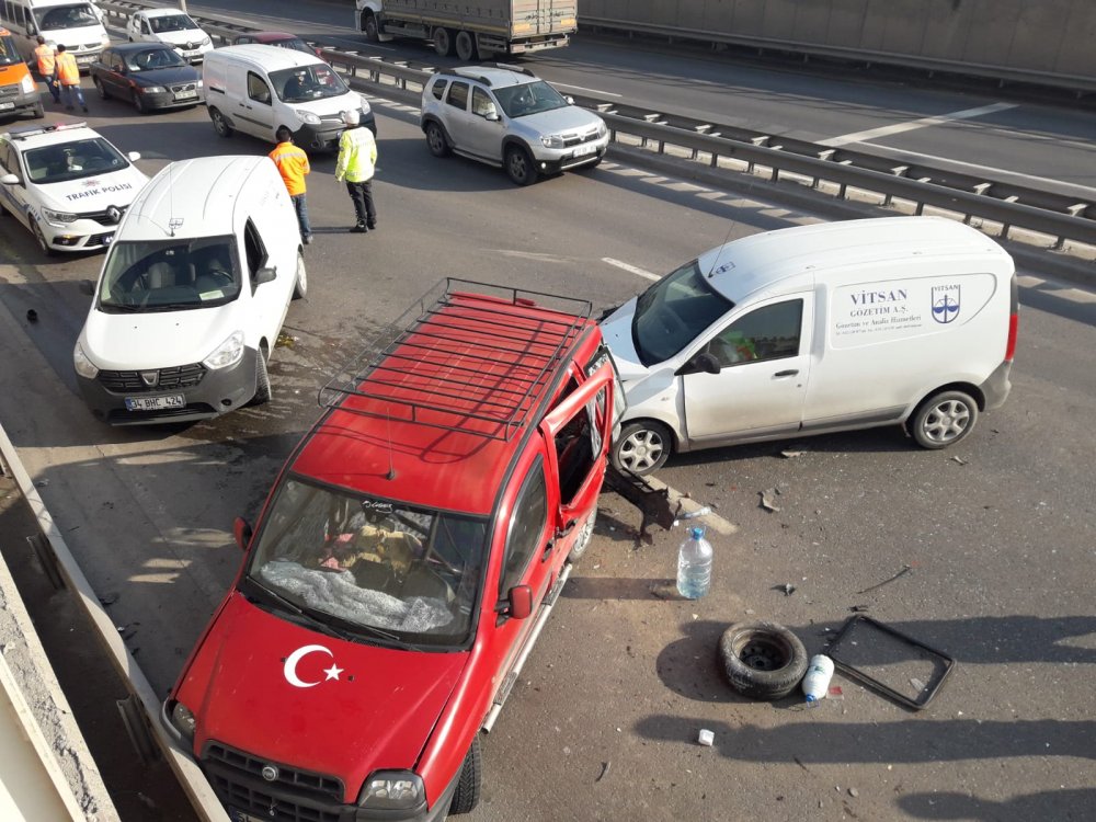 Sürücüsünün direksiyonda fenalaştı; hafif ticari araç önündeki araca çarptı!