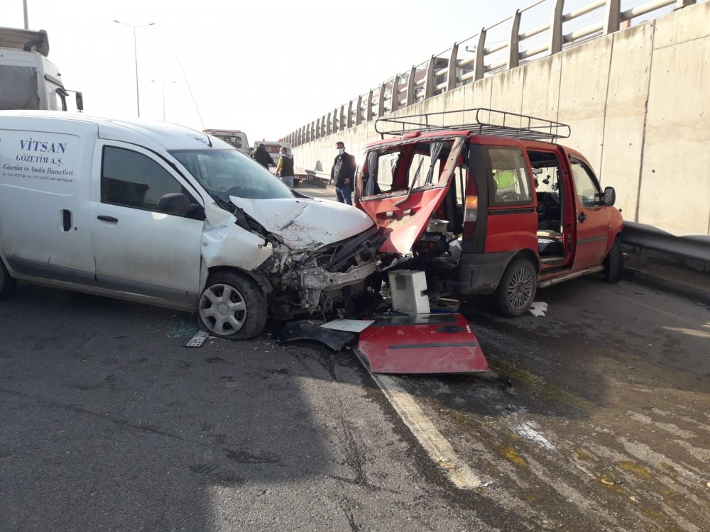 Sürücüsünün direksiyonda fenalaştı; hafif ticari araç önündeki araca çarptı!