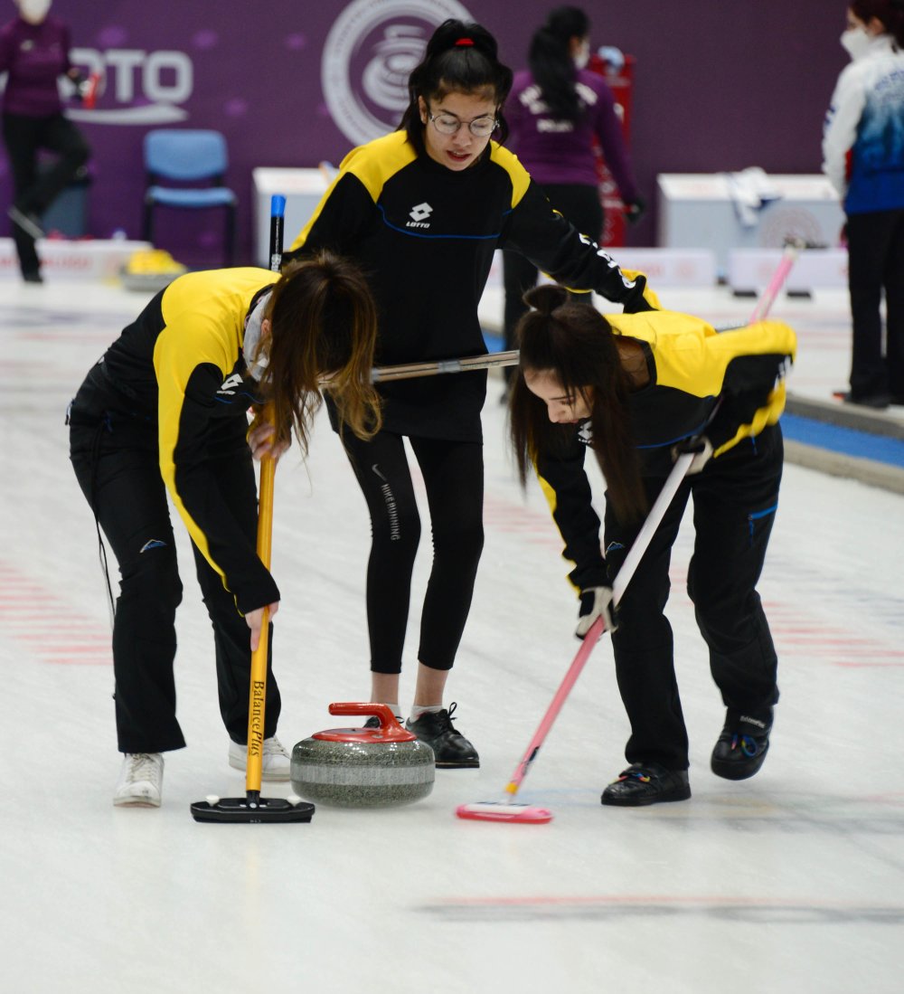 Türkiye Curling Süper Ligi maçları Erzurum'da sürüyor