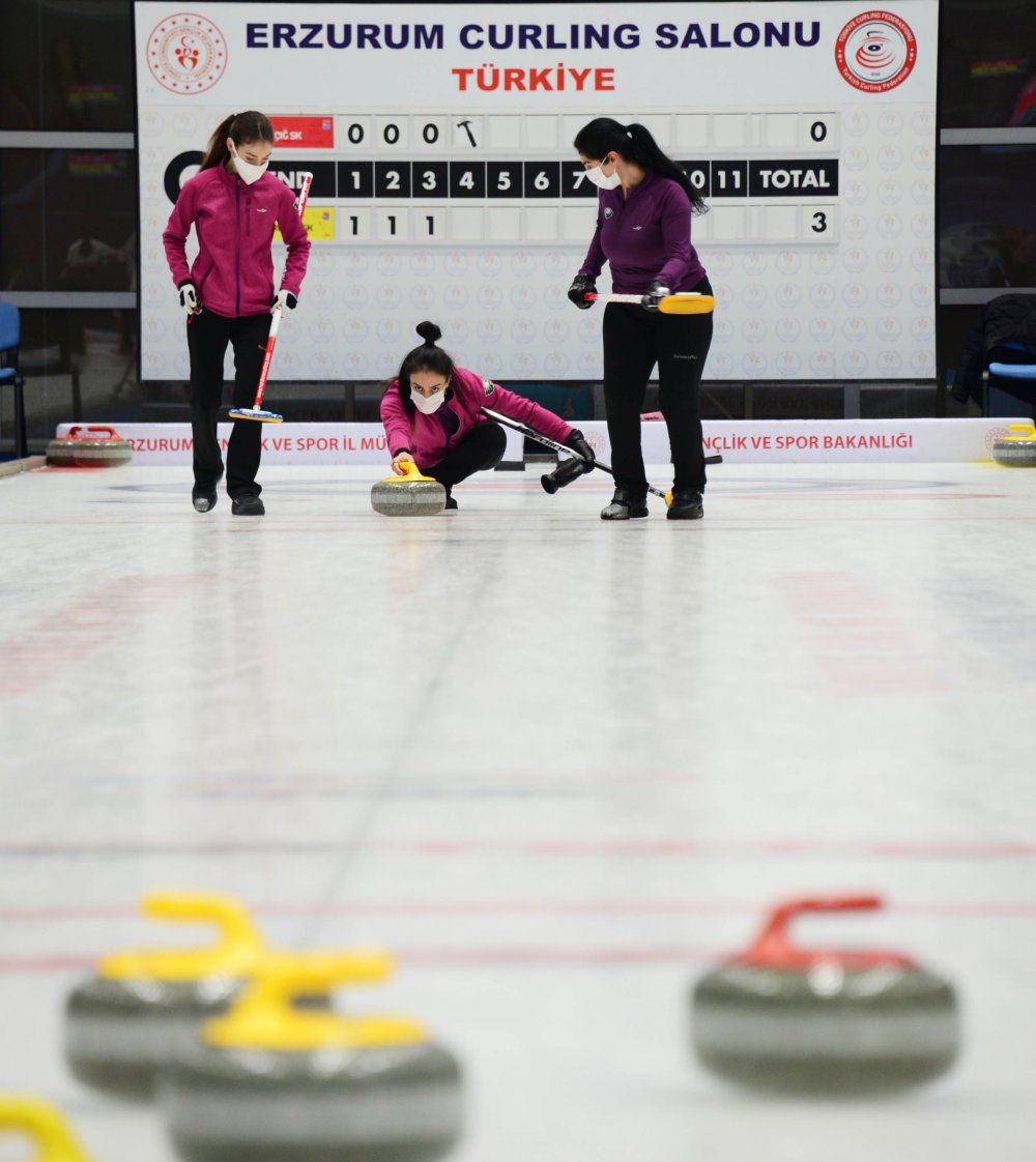 Türkiye Curling Süper Ligi maçları Erzurum'da sürüyor