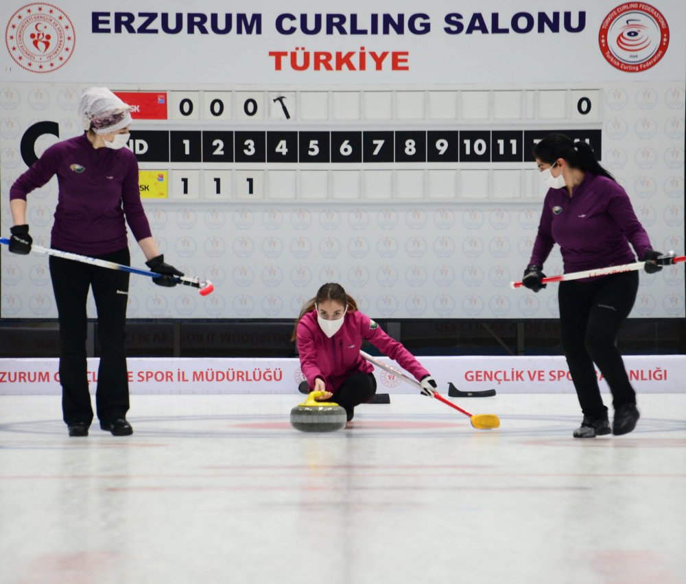 Türkiye Curling Süper Ligi maçları Erzurum'da sürüyor