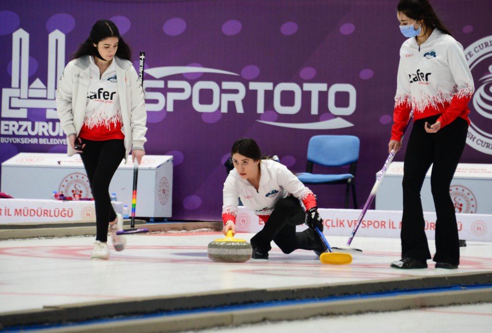 Türkiye Curling Süper Ligi maçları Erzurum'da sürüyor