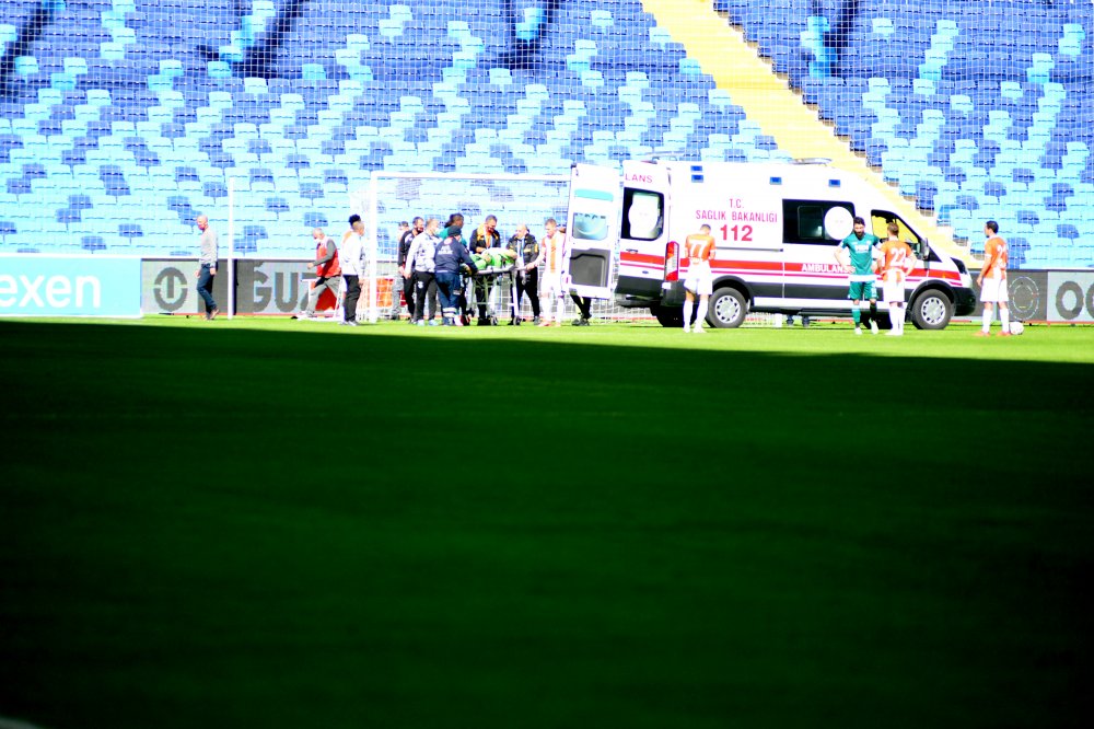 Adanaspor kalecisi Goran Karacic maçta fenalaştı