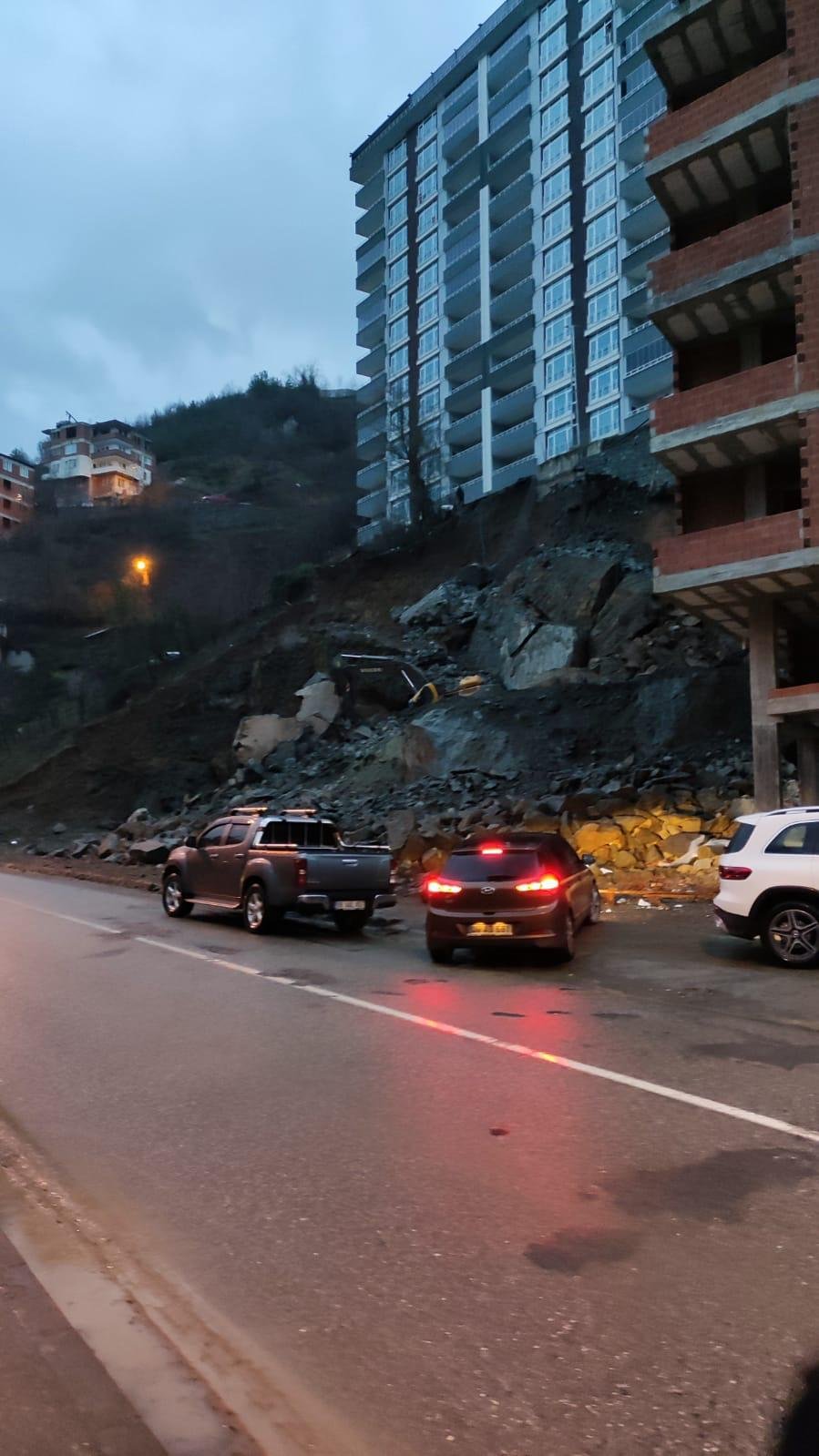 Artvin'de istinat duvarı çöktü!