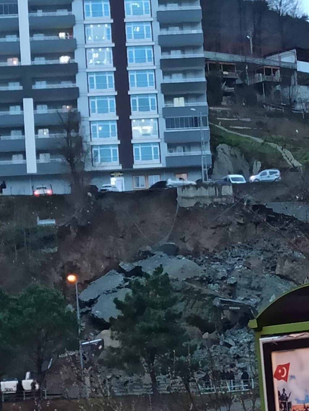 Artvin'de istinat duvarı çöktü!